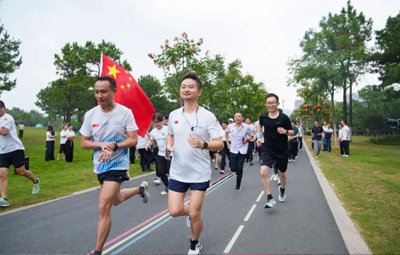 同心筑梦 共庆华诞丨永乐高60net第四届“欢乐迎国庆 环湖健步走”活力开启